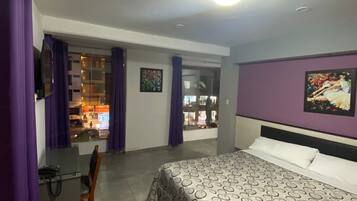 Rom – deluxe, byutsikt | Safe på rommet, skrivebord for bærbar PC og wi-fi (inkludert)