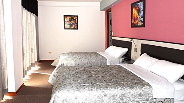 Firemannsrom – comfort | Safe på rommet, skrivebord for bærbar PC og wi-fi (inkludert)