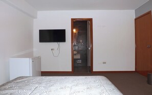 Comfort Room, 1 Queen Bed, City View | In-room safe, laptop workspace, free WiFi - Hotel Victoria (Tacna)