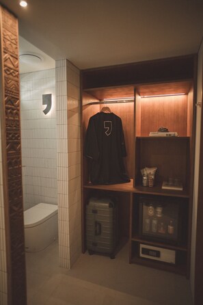 Habitación clásica doble, 1 cama de matrimonio grande, patio, vistas a la piscina | Baño | Ducha y cabezal de ducha tipo lluvia