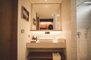 Classic Double Room, 1 King Bed, Patio, Pool View | Bathroom | Shower, rainfall showerhead, free toiletries, hair dryer - SOKO' Stay (Tabanan)