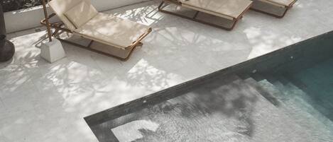 Piscina externa, guarda-sóis, espreguiçadeiras