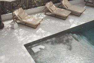 Piscina externa, guarda-sóis, espreguiçadeiras