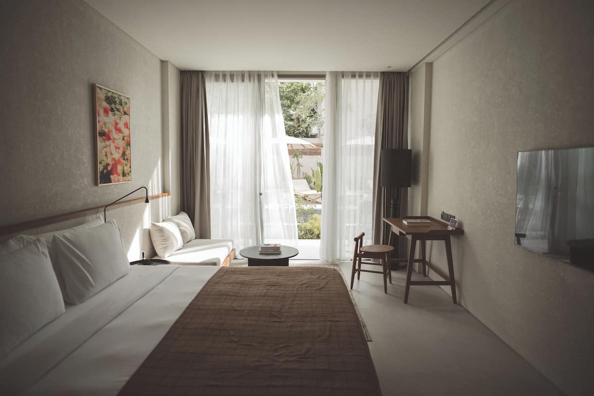 Habitación clásica doble, 1 cama de matrimonio grande, patio, vistas a la piscina | Ropa de cama de alta calidad, colchones viscoelásticos, minibar