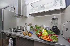 Réfrigérateur, four à micro-ondes, un four, surface de cuisson