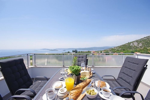 Great 3-Bedroom Apartment with Sea View