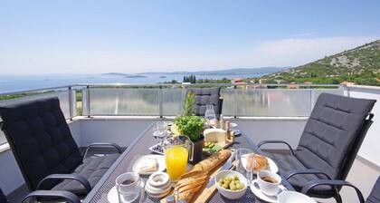 Great 3-Bedroom Apartment with Sea View