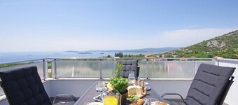 Great 3-Bedroom Apartment with Sea View