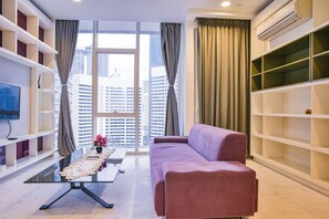 42-cm TV with digital channels, DVD player, heated floors - Skyward suite at Platinum KLCC (Kuala Lumpur)