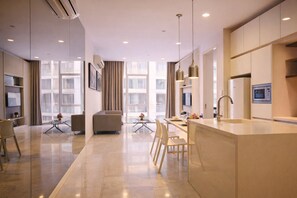 Apartemen Basic, pemandangan kota | Area keluarga | TV, pemutar DVD, lantai berpemanas, dan kantor