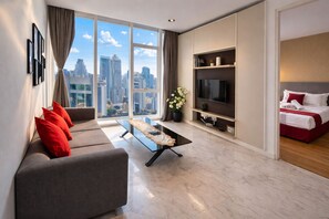 Premium suite, 1 kingsize bed | Woonruimte | Televisie, een dvd-speler, vloerwarming en een kantoor
