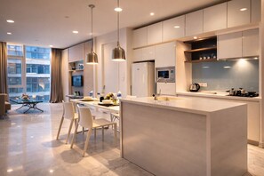 Apartemen Basic, pemandangan kota | Dapur kecil pribadi | Lemari es besar, microwave, oven, dan kompor