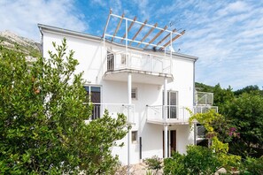 Exterior - Great 2+1 Apartment with sea view balcony and very close to the sea. (Kuciste)