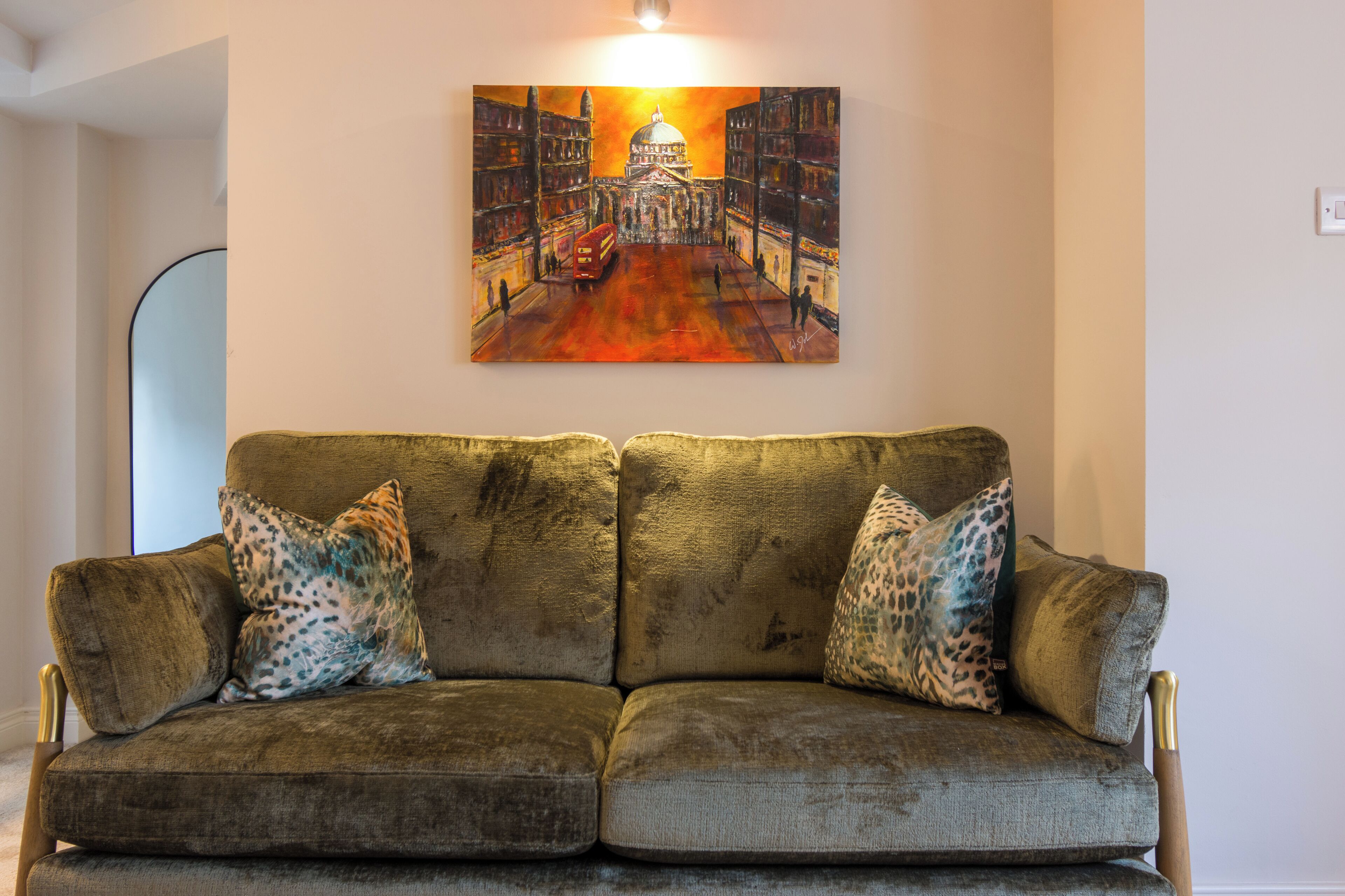 Smart-TV, Kamin, Bücher, Drucker