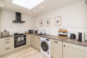 Fridge, microwave, oven, stovetop - Cosy historic cottage in Hillsborough, near Belfast, Dublin & local attractions (Royal Hillsborough)