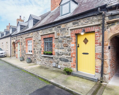 Cosy historic cottage in Hillsborough, near Belfast, Dublin & local attractions