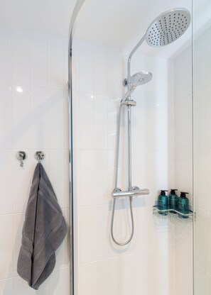 Shower, hair dryer, towels, soap - Cosy historic cottage in Hillsborough, near Belfast, Dublin & local attractions (Royal Hillsborough)