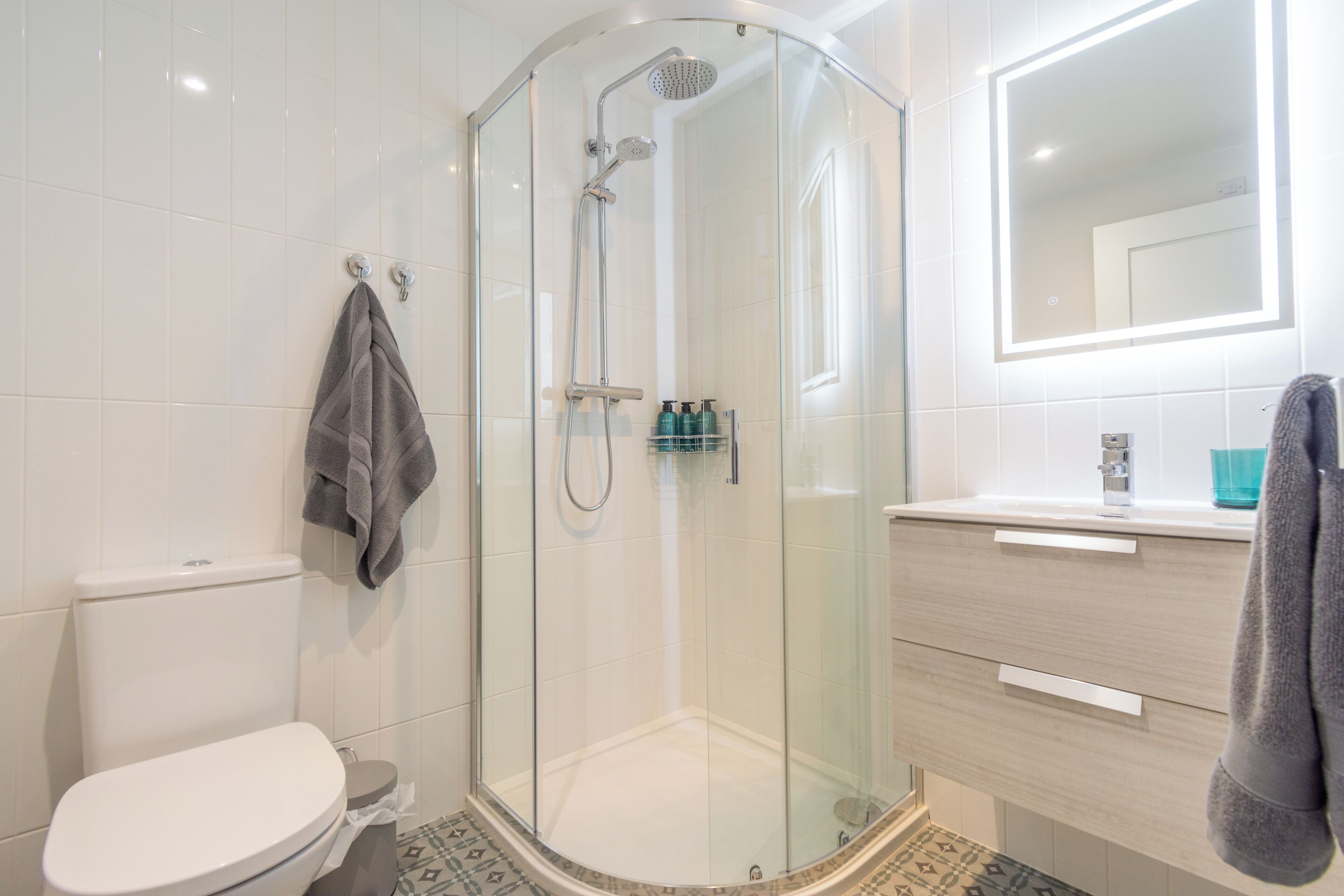 Douche, sèche-cheveux, serviettes fournies, savon
