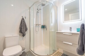 Shower, hair dryer, towels, soap - Cosy historic cottage in Hillsborough, near Belfast, Dublin & local attractions (Royal Hillsborough)