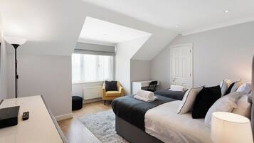 2 quartos, escrivaninha, ferros/tábuas de passar roupa