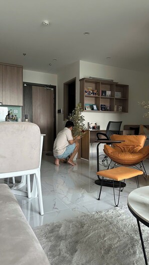 Ein modernes Wohnzimmer mit Essbereich, Küche und Badezimmer.