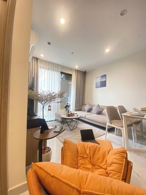 En 65-tommers smart-TV med digitale kanaler