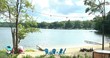 Bass lake waterfront! Cozy 1 bedroom cottage minutes from Traverse City!