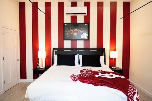 Hoosier Suite Modern Studio Downtown on the Square