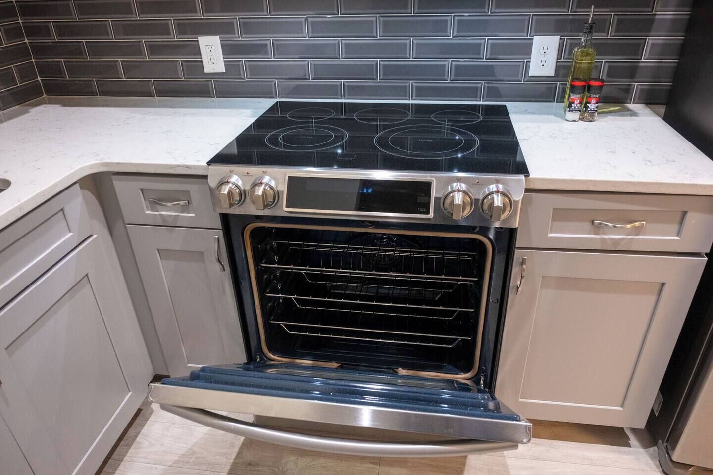 Réfrigérateur, four à micro-ondes, un four, surface de cuisson