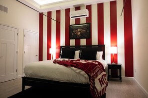1 bedroom, WiFi, bed sheets - Hoosier Suite Downtown Bloomington On The Square (Bloomington)