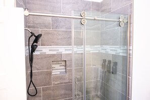 Shower, towels, soap, shampoo - Hoosier Suite Downtown Bloomington On The Square (Bloomington)