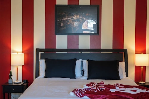 Hoosier Suite Modern Studio Downtown on the Square