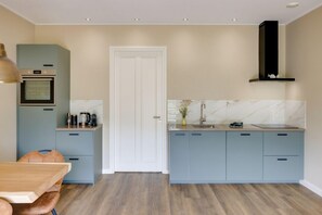 ثلاجة، فرن، غسالة أطباق، ماكينة لصنع القهوة/الشاي