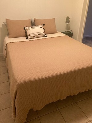 2 chambres, fer et planche à repasser, Wi-Fi, draps fournis