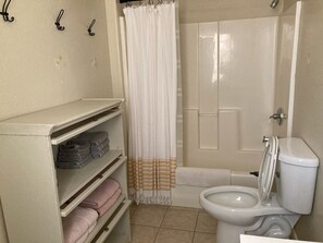 Douche, serviettes fournies, savon, papier toilette