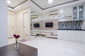 Deluxe-Apartment, 1 Schlafzimmer, Balkon, Stadtblick | Wohnzimmer