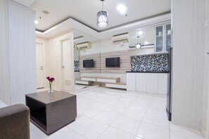 Apartamento Deluxe, 1 habitación, balcón, vistas a la ciudad | Sala de estar