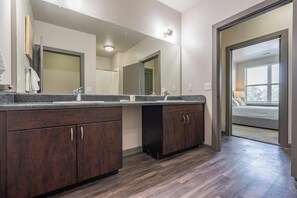 2 bedrooms, desk, iron/ironing board, WiFi