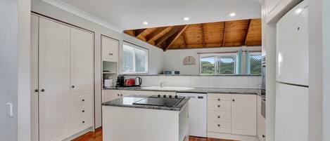 雪櫃、微波爐、焗爐、爐具