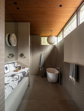 Séchoir à cheveux, bidet, serviettes fournies, savon