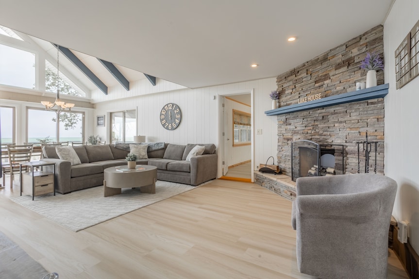 Charming 4-bedroom Beachfront Chalet On Sand Point In Caseville Twp - Michigan