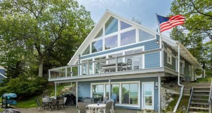 Charming 4-bedroom beachfront chalet on Sand Point in Caseville Twp