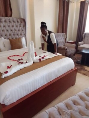 Escritorio y espacio para trabajar con laptop 