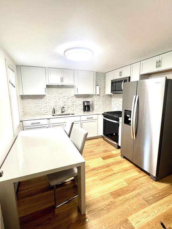 Microwave, oven, stovetop, dishwasher - Charming 3-bedroom apartment with AC and WiFi in marvelous Chicago (Chicago)