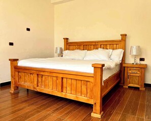 1 quarto, escrivaninha, espaço de trabalho para notebook