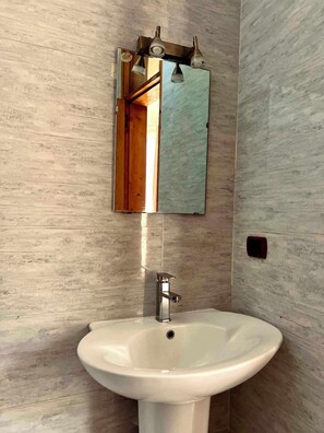 Erillinen kylpyamme ja suihku, hiustenkuivaaja, pyyhkeet, saippua