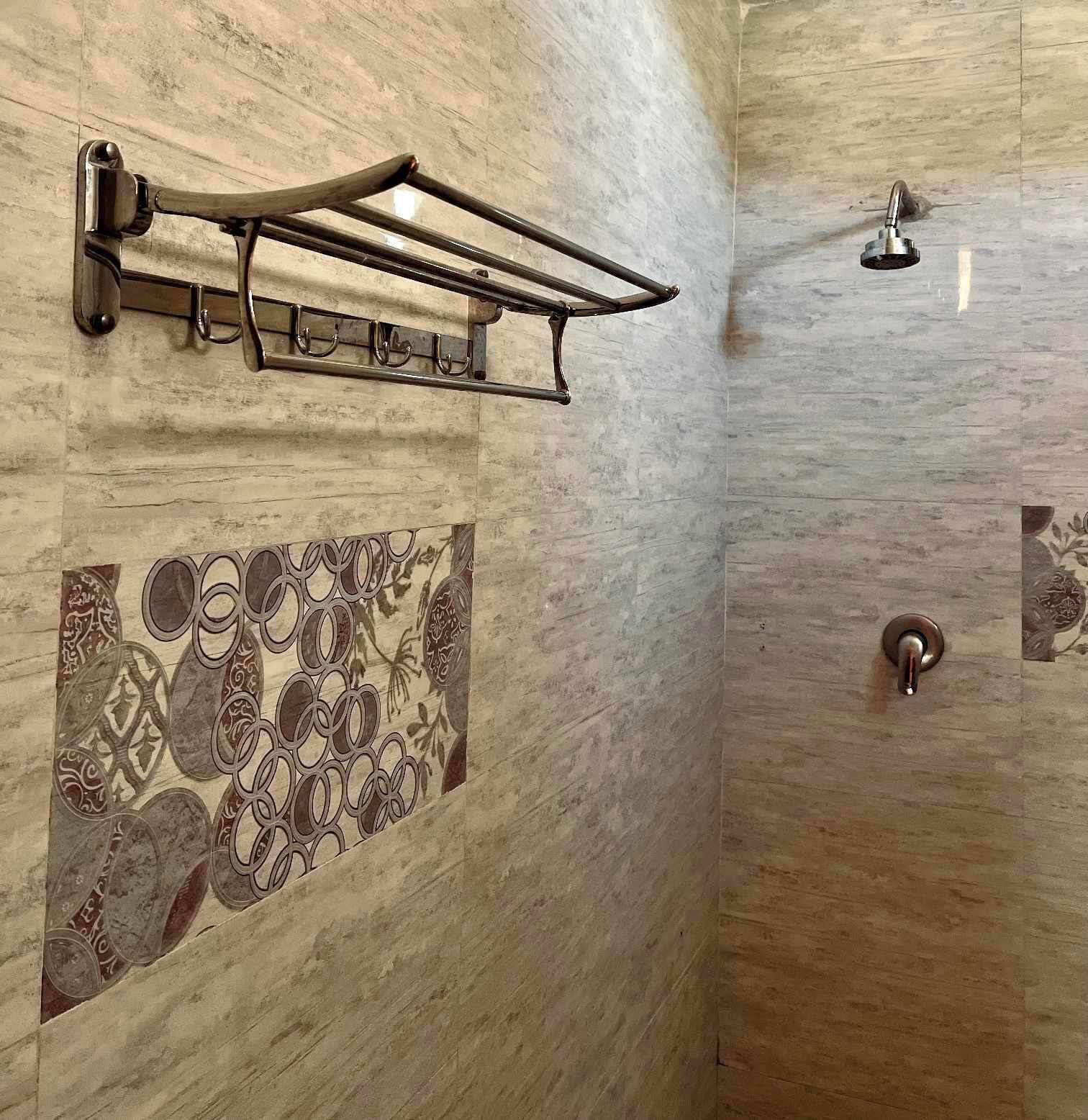 Bathtub dan shower terpisah, pengering rambut, handuk, dan sabun