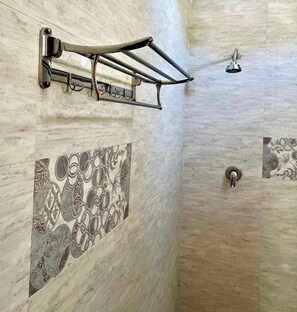 Banheira e chuveiro separados, secador de cabelo, toalhas de banho 