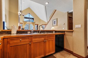 Kjøleskap, mikrobølgeovn, ovn og oppvaskmaskin