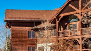 A large wooden building with multiple windows and balconies. - Entire condo in Avon, Colorado (Avon)